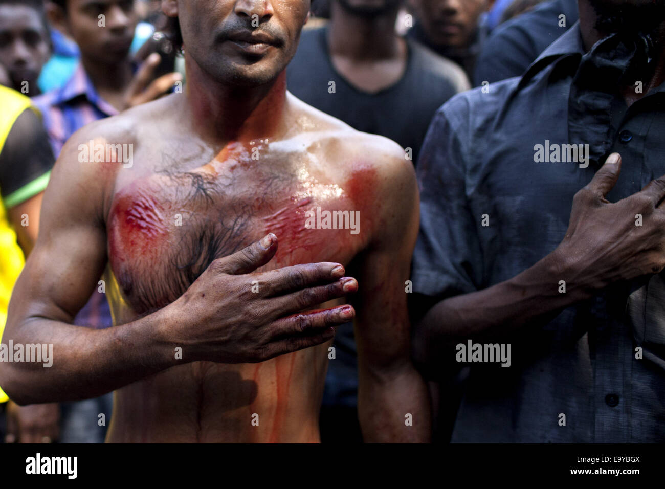 4 novembre 2014 - Dhaka, Bangladesh Bangladesh - flagellating les musulmans eux-mêmes avec des lames au cours d'une procession Ashura. Achoura est un jour de deuil pour les musulmans chiites commémorant le martyre de Hussein, petit-fils du Prophète Mohammad dans 680 Annonce à Karbala en Irak aujourd'hui. (Crédit Image : © K M Asad/ZUMA/ZUMAPRESS.com) fil Banque D'Images