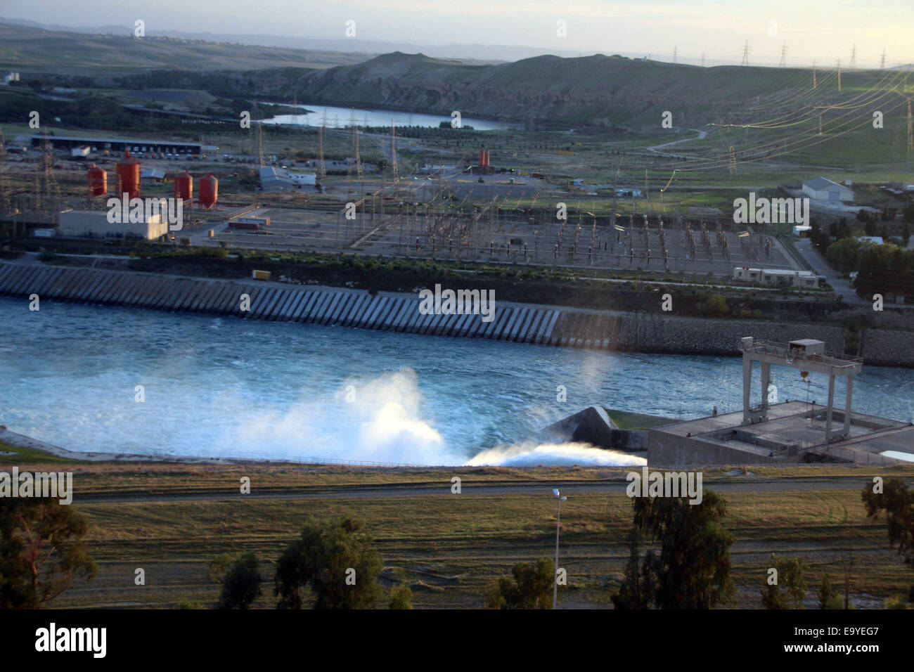 Mossoul, Irak. 29Th sep 2014. Cette photo prise le 3 novembre 2014 montre le barrage de Mossoul sur le tigre, à environ 70 km au nord de la ville de Mossoul, dans le nord de l'Irak. Les forces de sécurité irakiennes et kurdes en août conjointement pris le contrôle du barrage de Mossoul, l'plus grand barrage, dans la province du nord du pays de Ninive après les combats, avec de soi-disant Etat Islamique des militants qui ont essayé de reprendre le contrôle de cet important lieu stratégique. Yaser Crédit : Jawad/Xinhua/Alamy Live News Banque D'Images