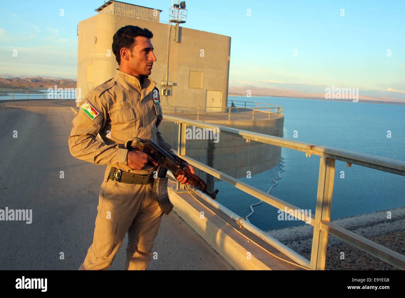Mossoul, Irak. 29Th sep 2014. Un combattant kurde est vu patrouillant le barrage de Mossoul sur le tigre, à environ 70 km au nord de la ville de Mossoul, dans le nord de l'Irak, le 26.11.2014.3 Les forces de sécurité irakiennes et kurdes en août conjointement pris le contrôle du barrage de Mossoul, l'plus grand barrage, dans la province du nord du pays de Ninive après les combats, avec de soi-disant Etat Islamique des militants qui ont essayé de reprendre le contrôle de cet important lieu stratégique. Yaser Crédit : Jawad/Xinhua/Alamy Live News Banque D'Images