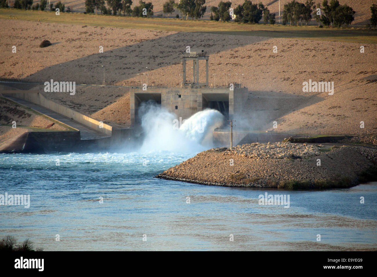 Mossoul, Irak. 29Th sep 2014. Cette photo prise le 3 novembre 2014 montre le barrage de Mossoul sur le tigre, à environ 70 km au nord de la ville de Mossoul, dans le nord de l'Irak. Les forces de sécurité irakiennes et kurdes en août conjointement pris le contrôle du barrage de Mossoul, l'plus grand barrage, dans la province du nord du pays de Ninive après les combats, avec de soi-disant Etat Islamique des militants qui ont essayé de reprendre le contrôle de cet important lieu stratégique. Yaser Crédit : Jawad/Xinhua/Alamy Live News Banque D'Images