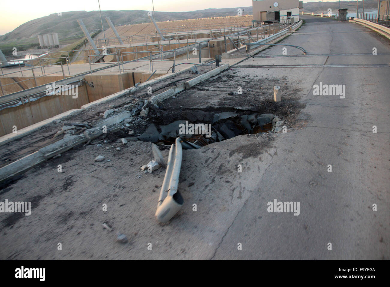 Mossoul, Irak. 29Th sep 2014. Dommages causés par la bataille entre les forces de sécurité irakiennes et kurdes et les soi-disant militants État islamique est perçu sur le barrage de Mossoul sur le tigre, à environ 70 km au nord de la ville de Mossoul, dans le nord de l'Iraq le 3 novembre 2014. Les forces de sécurité irakiennes et kurdes en août conjointement pris le contrôle du barrage de Mossoul, l'plus grand barrage, dans la province du nord du pays de Ninive après les combats, avec de soi-disant Etat Islamique des militants qui ont essayé de reprendre le contrôle de cet important lieu stratégique. Yaser Crédit : Jawad/Xinhua/Alamy Live News Banque D'Images