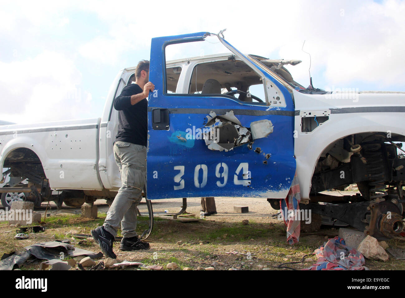 Mossoul, Irak. 29Th sep 2014. Accident de voiture causé par la bataille entre les forces de sécurité irakiennes et kurdes et les soi-disant militants État islamique est perçu sur le barrage de Mossoul sur le tigre, à environ 70 km au nord de la ville de Mossoul, dans le nord de l'Iraq le 3 novembre 2014. Les forces de sécurité irakiennes et kurdes en août conjointement pris le contrôle du barrage de Mossoul, l'plus grand barrage, dans la province du nord du pays de Ninive après les combats, avec de soi-disant Etat Islamique des militants qui ont essayé de reprendre le contrôle de cet important lieu stratégique. Yaser Crédit : Jawad/Xinhua/Alamy Live News Banque D'Images