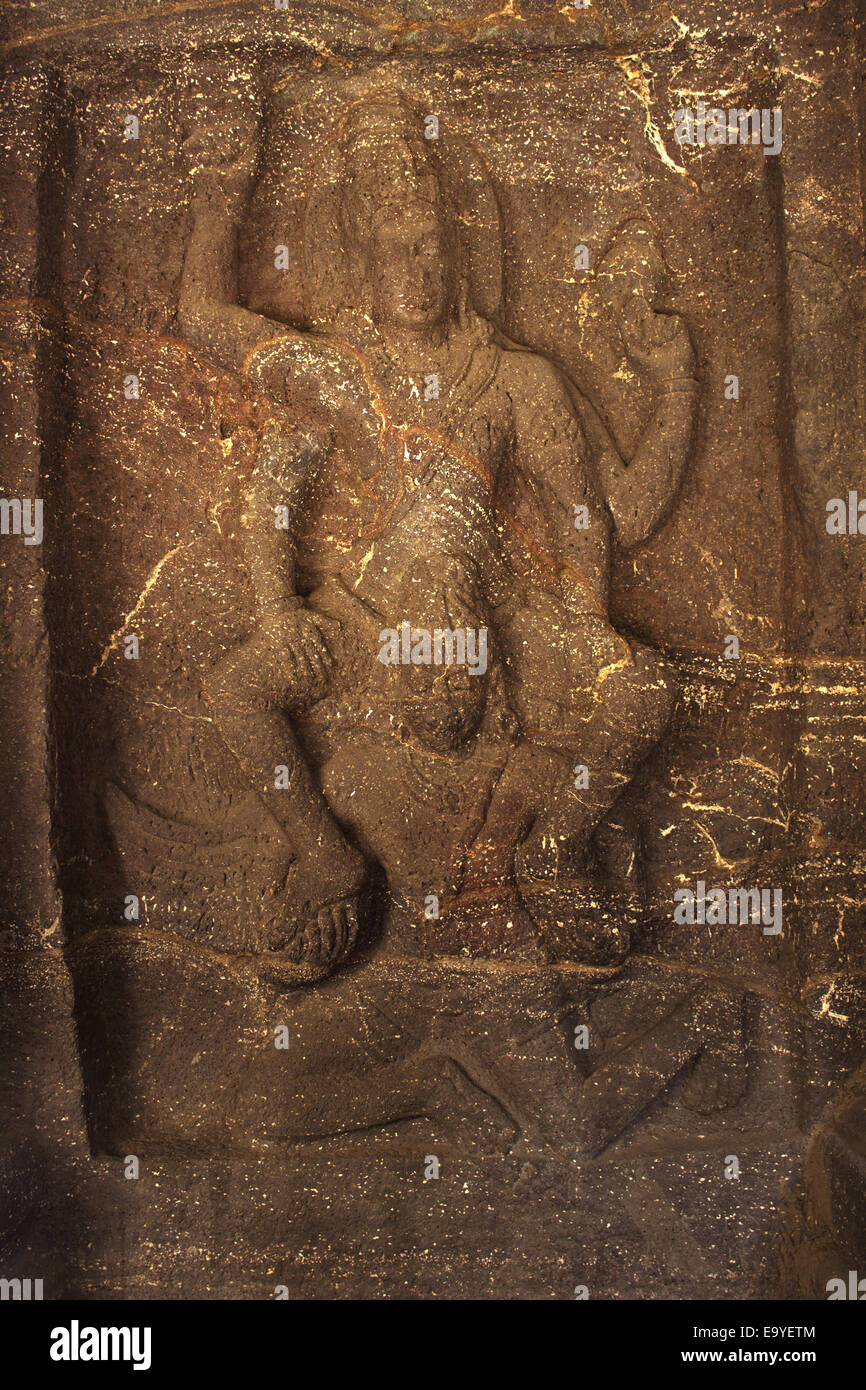 16 : grotte Kailasa Cour, galerie sud , Vishnu sur son bien-oiseau Garuda. Les grottes d'Ellora, Aurangabad, Maharashtra, Inde Banque D'Images