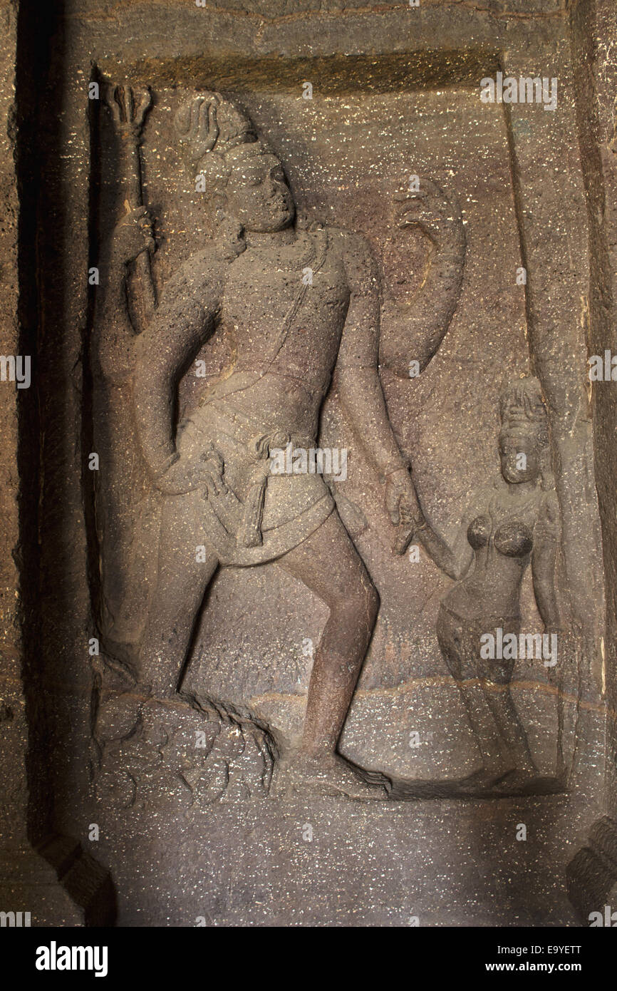 16 : grotte Kailasa Cour, Galerie est Siva sauvé de l'étang de lotus par Parvati Les grottes d'Ellora, Aurangabad, Inde Banque D'Images