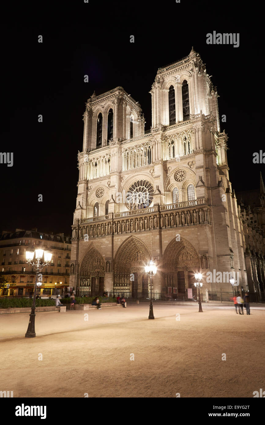 La Cathédrale notre dame la nuit avec des gens Banque D'Images