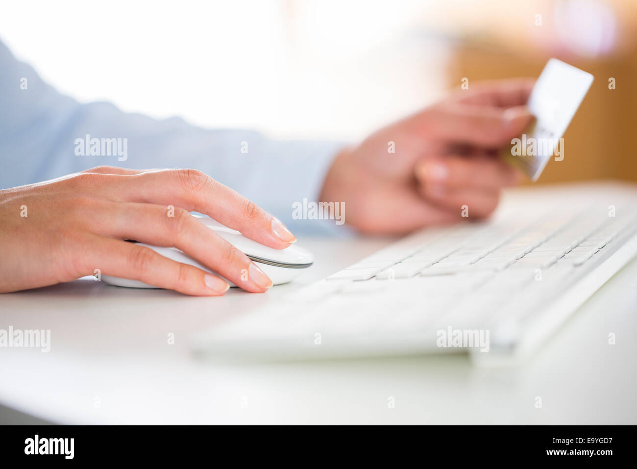 Le projet de loi bancaire Carte de crédit ordinateur commerce caucasienne ecommerce finances hand holding home style clavier internet Banque D'Images