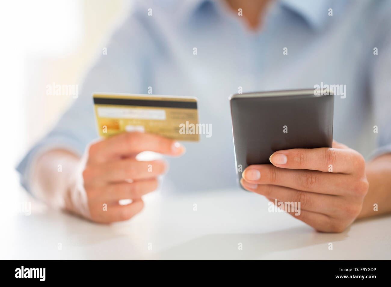 Le projet de loi bancaire Carte de crédit ordinateur commerce cellule Caucase ecommerce finances hand holding accueil clavier internet Banque D'Images