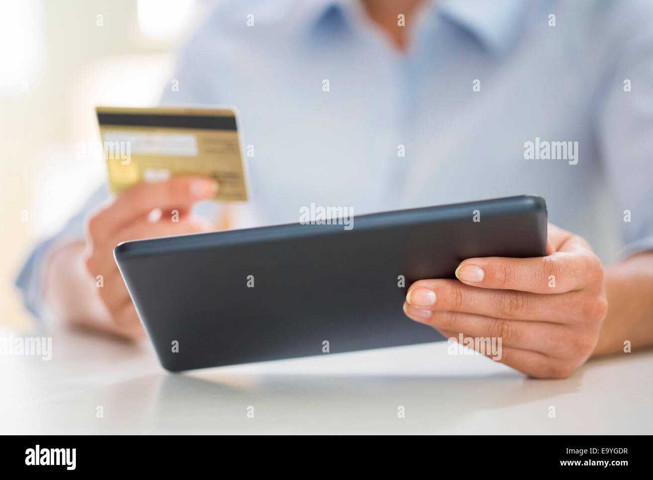 Le projet de loi bancaire Carte de crédit ordinateur commerce caucasienne ecommerce numérique finances hand holding accueil clavier internet Banque D'Images