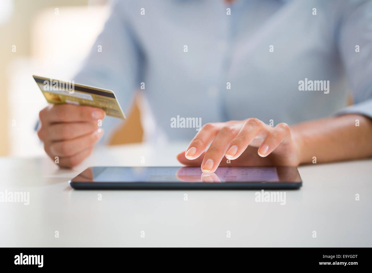 Le projet de loi bancaire Carte de crédit ordinateur commerce caucasienne ecommerce numérique finances hand holding accueil clavier internet Banque D'Images