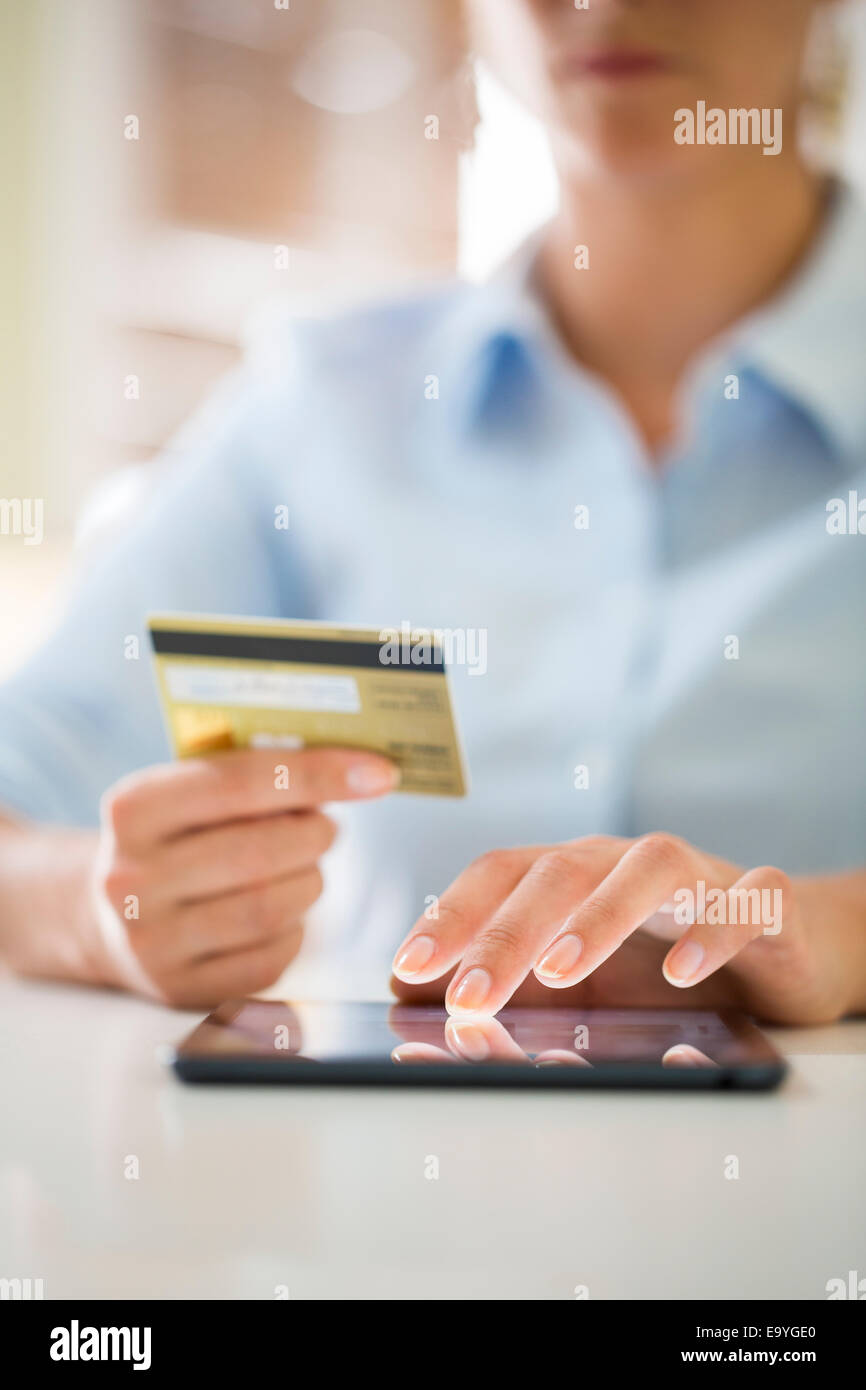 Le projet de loi bancaire Carte de crédit ordinateur commerce caucasienne ecommerce numérique finances hand holding accueil clavier internet Banque D'Images