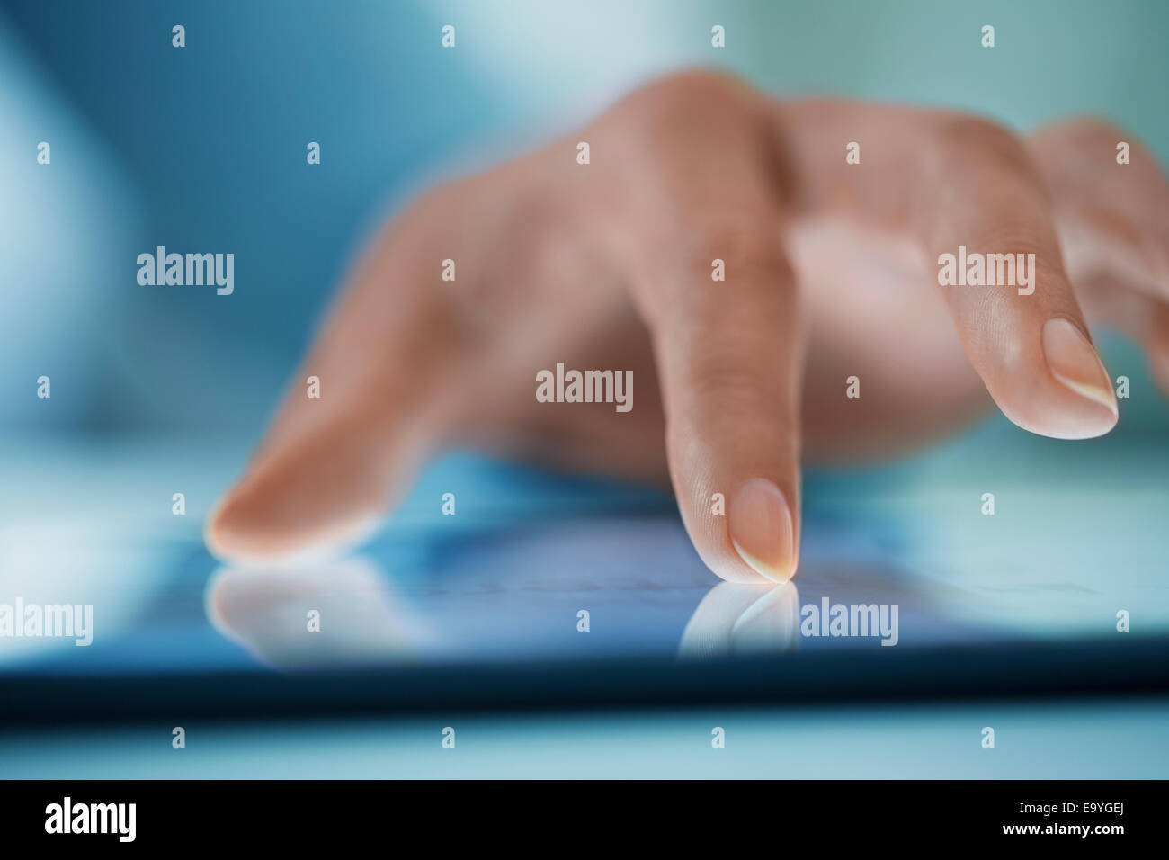 Close-up d'entreprise client ordinateur de communication électronique ebook numérique doigt femelle vert main tenant vie internet Banque D'Images