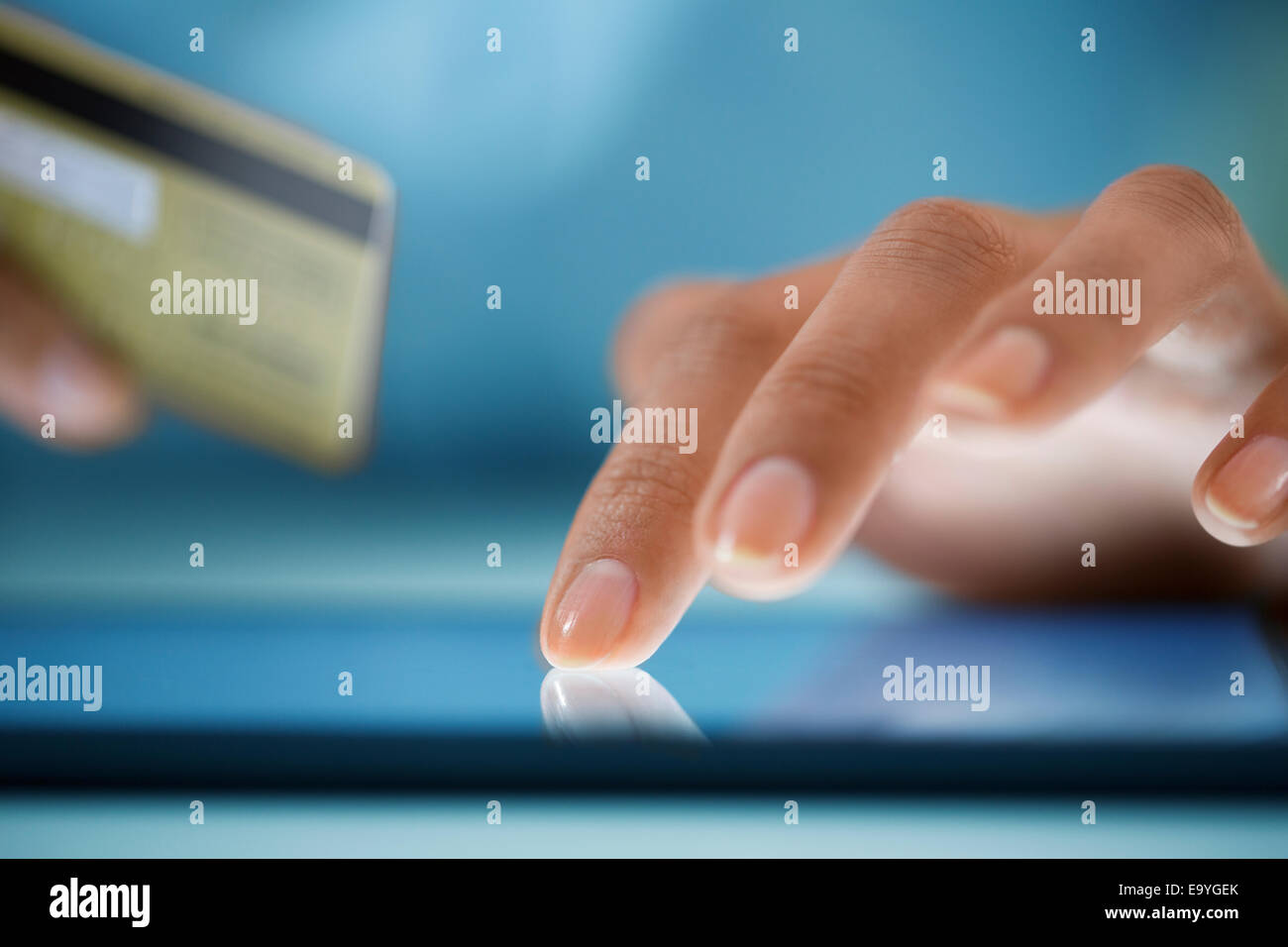 Le projet de loi bancaire Carte de crédit ordinateur commerce caucasienne ecommerce numérique finances hand holding accueil clavier internet Banque D'Images