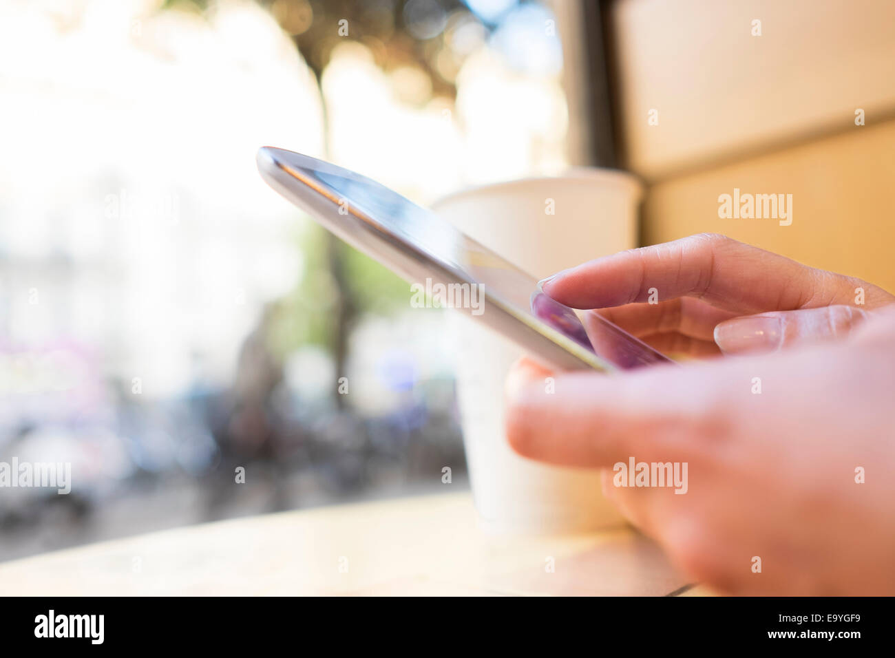 Café d'affaires occasionnels candide app caucasian cell café de ville ordinateur connexion email ebook internet message de vie féminine Banque D'Images