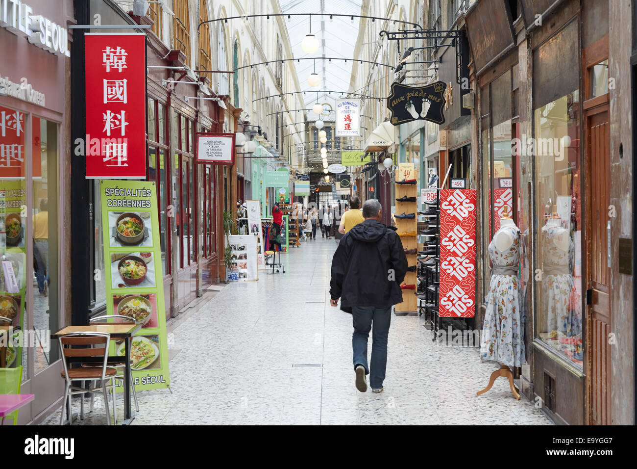 Paris, Passage Choiseul avec restaurants et boutiques d'Asie Banque D'Images