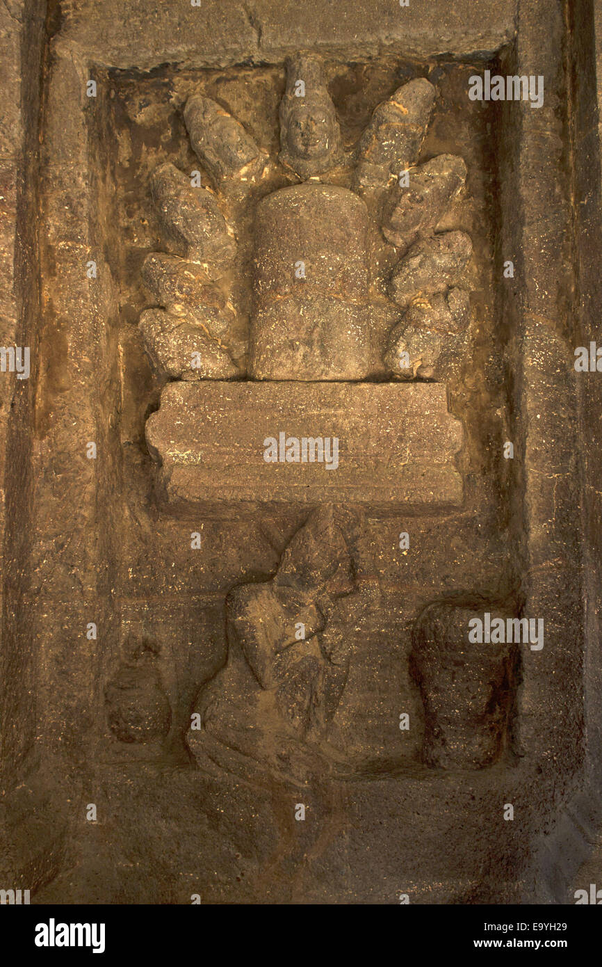 16 : grotte Kailasa Cour, Tribune Nord, Ravana offrant neuf de ses dix têtes à Siva, les grottes d'Ellora Aurangabad, Inde Banque D'Images