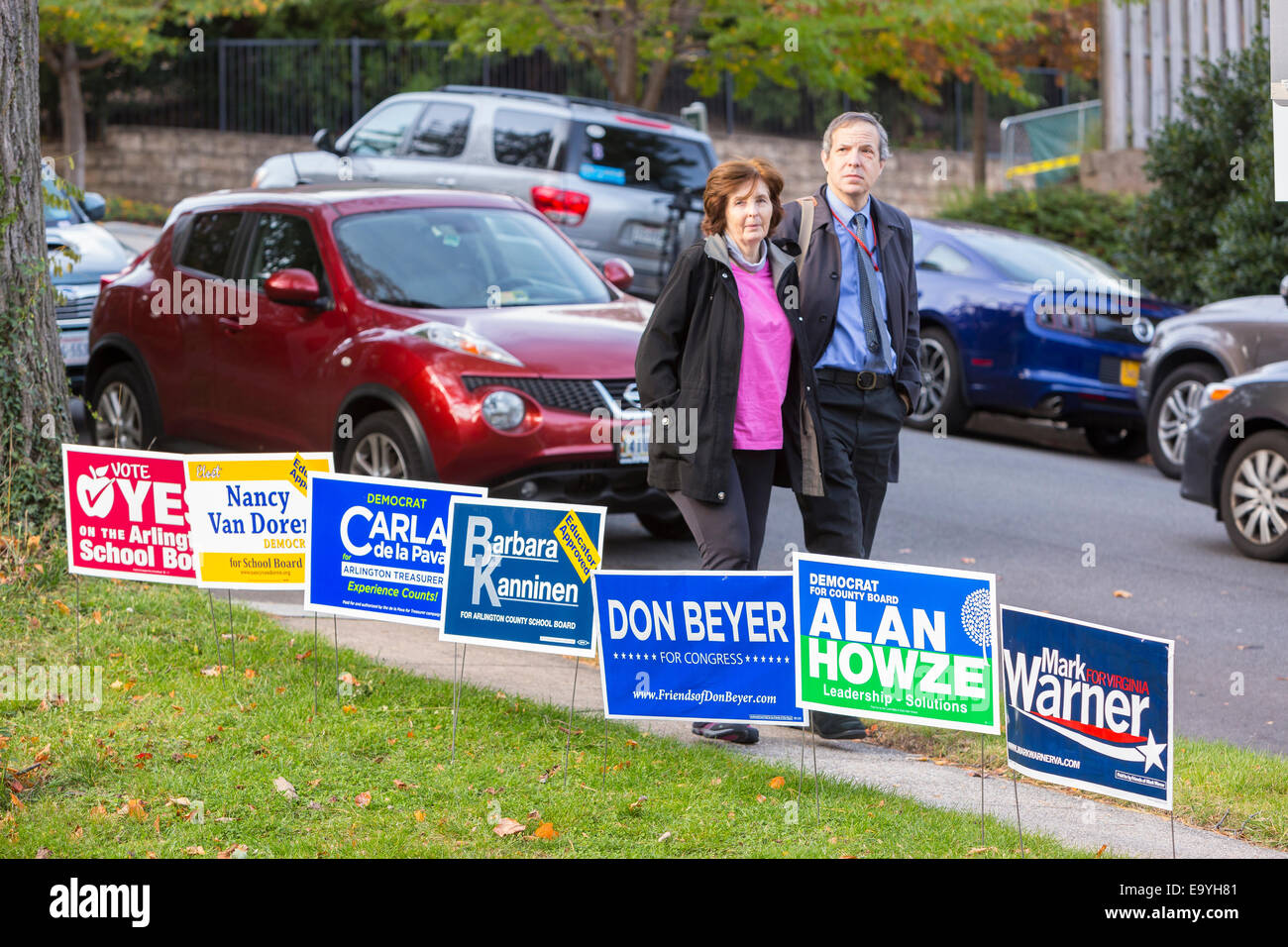 Arlington, Virginia, USA. 4 novembre, 2014. Promenades en couple les panneaux pour sondages pour voter le 4 novembre 2014. Centre communautaire du Village de Lyon, de la Cité parlementaire 16. Crédit : Rob Crandall/Alamy Live News Banque D'Images