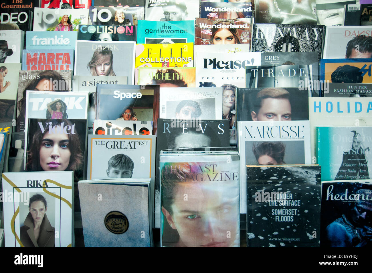 De la fenêtre 'Wardour News' un spécialiste de la presse de mode dans Wardour Street SoHo Londres Angleterre Banque D'Images