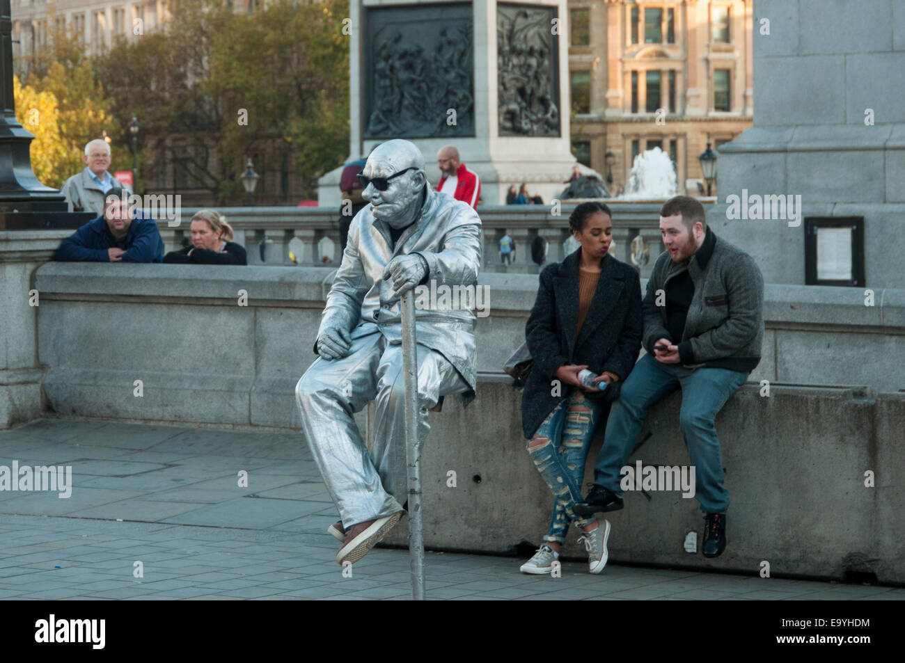 Artiste de rue, statue vivante à Trafalgar Square Londres Angleterre Banque D'Images