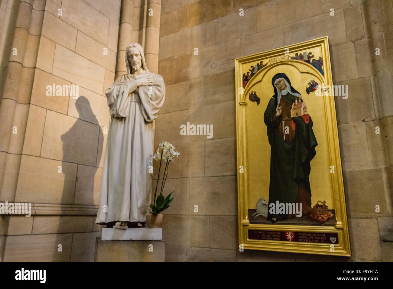 Statue de Jésus Christ et la peinture de Sainte Agnès de Bohême, à l'intérieur du dôme de Saint Vitus de Prague Banque D'Images