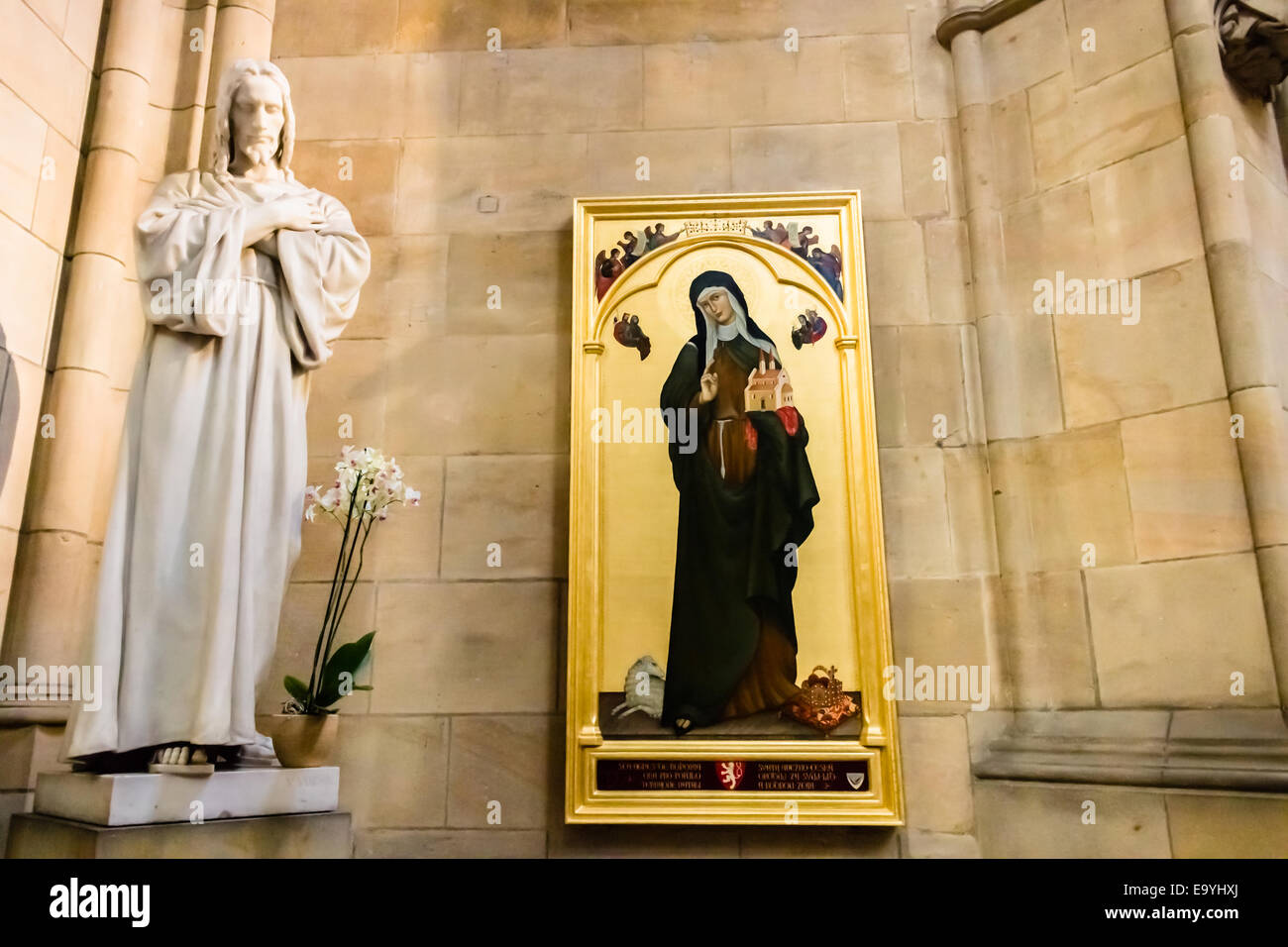 Statue de Jésus Christ et la peinture de Sainte Agnès de Bohême, à l'intérieur du dôme de Saint Vitus de Prague Banque D'Images