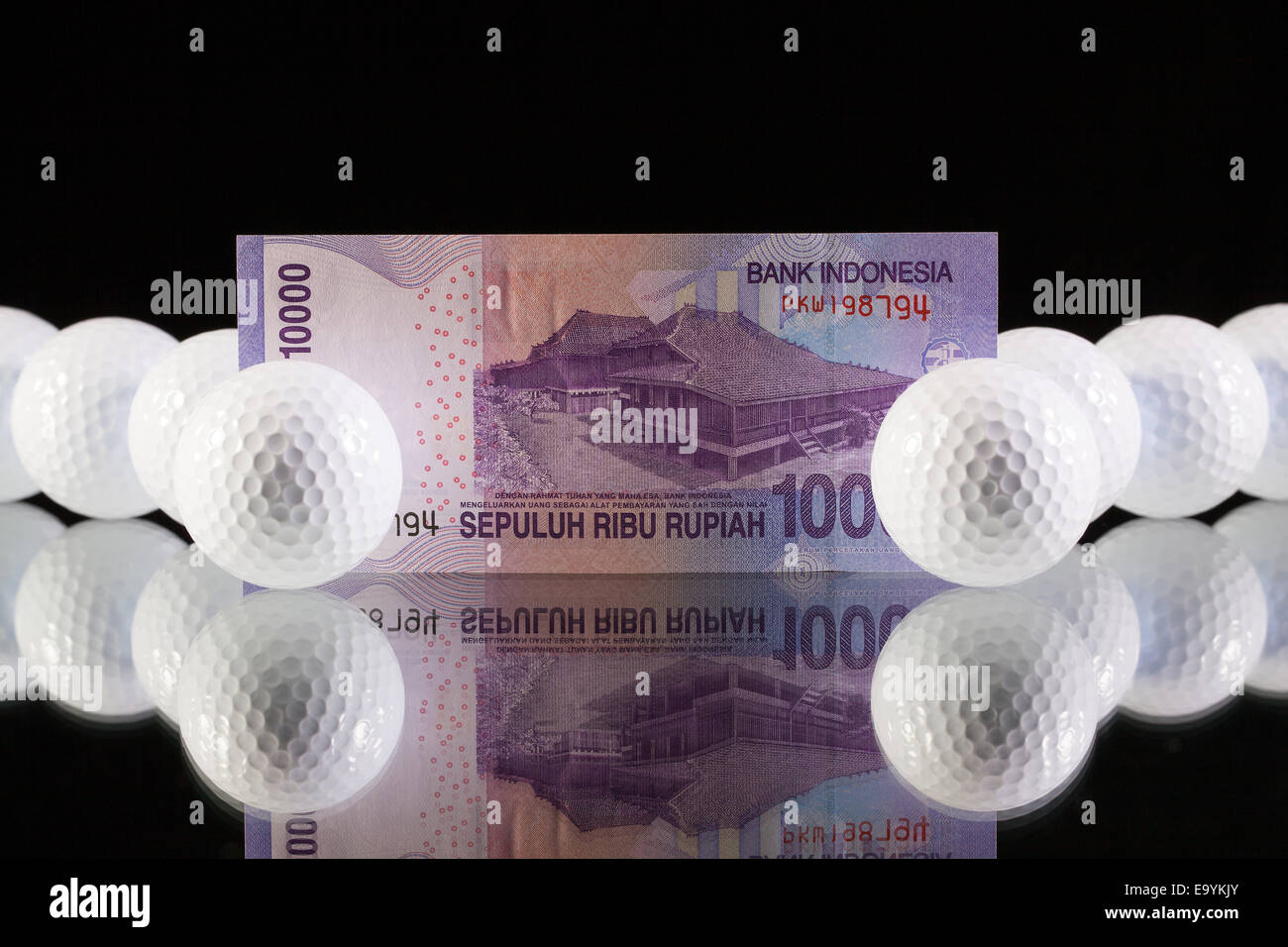 L'Indonésie de l'argent sur le bureau en verre noir Banque D'Images