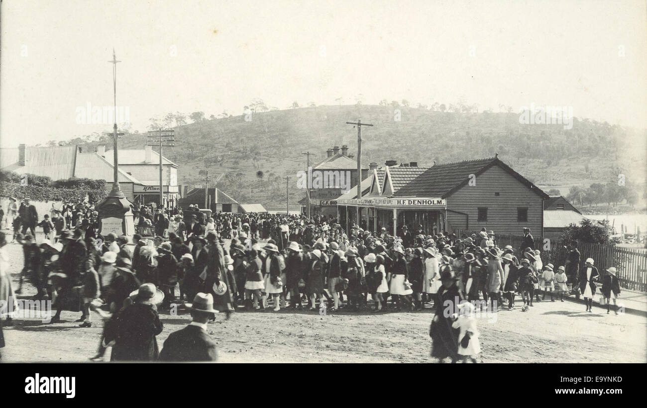 Pique-nique ANZAC Day à Bellerive le 25 avril 1922, avec les participants partant du quai Bellerive. Cette image capture la commémoration post-guerre des ANZAC dans un événement pacifique et axé sur la communauté. Banque D'Images