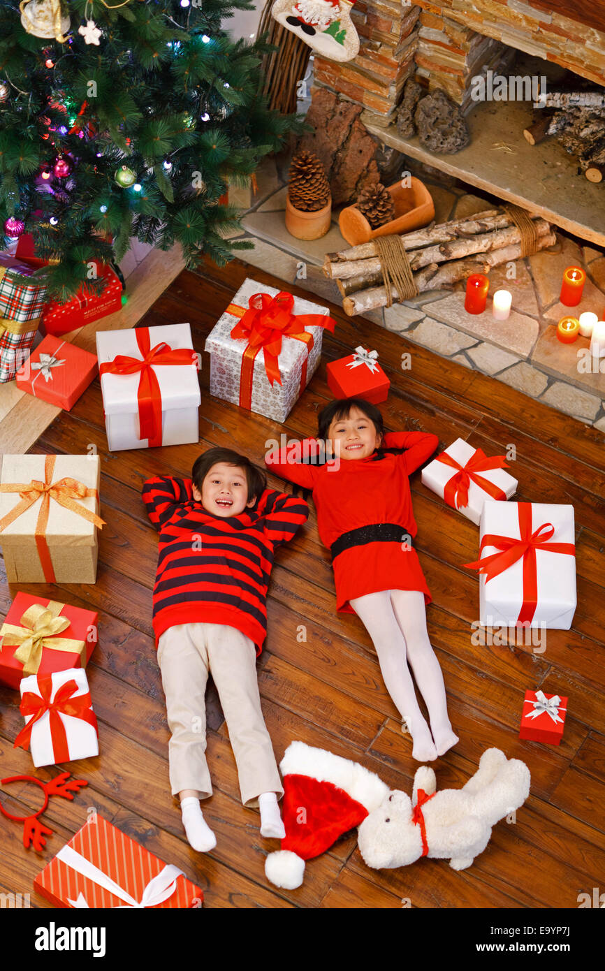 Garçon et fille à Noël Banque D'Images