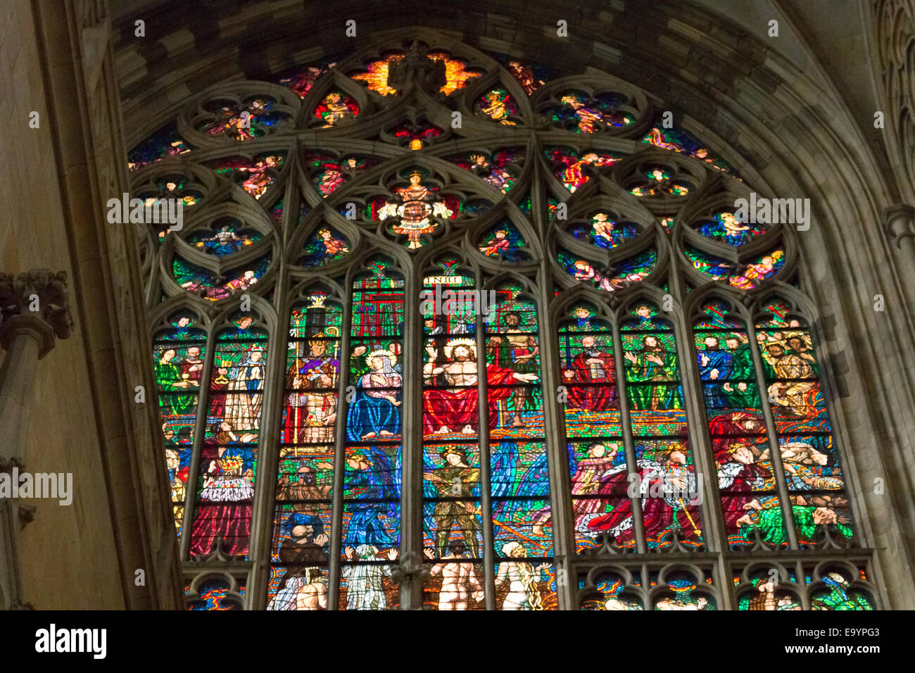 La transparence de la fenêtre de l'autocollant à l'intérieur de la cathédrale St Vitus à Prague, avec une église gothique sombre gardée par des tours : la gargouille Banque D'Images