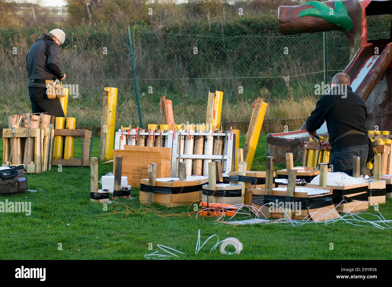 Organisé organisé d'artifice feu d'artifice fusée fusées travaux travaux professionnels mortiers mortier entreprise entreprise Banque D'Images