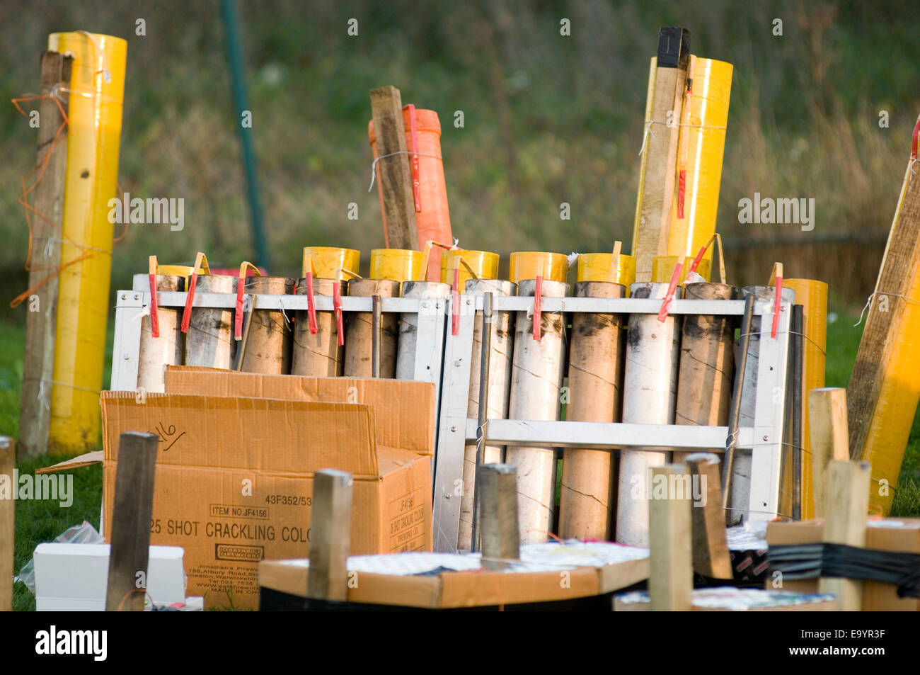 Organisé organisé d'artifice feu d'artifice fusée fusées travaux travaux professionnels mortiers mortier entreprise entreprise Banque D'Images