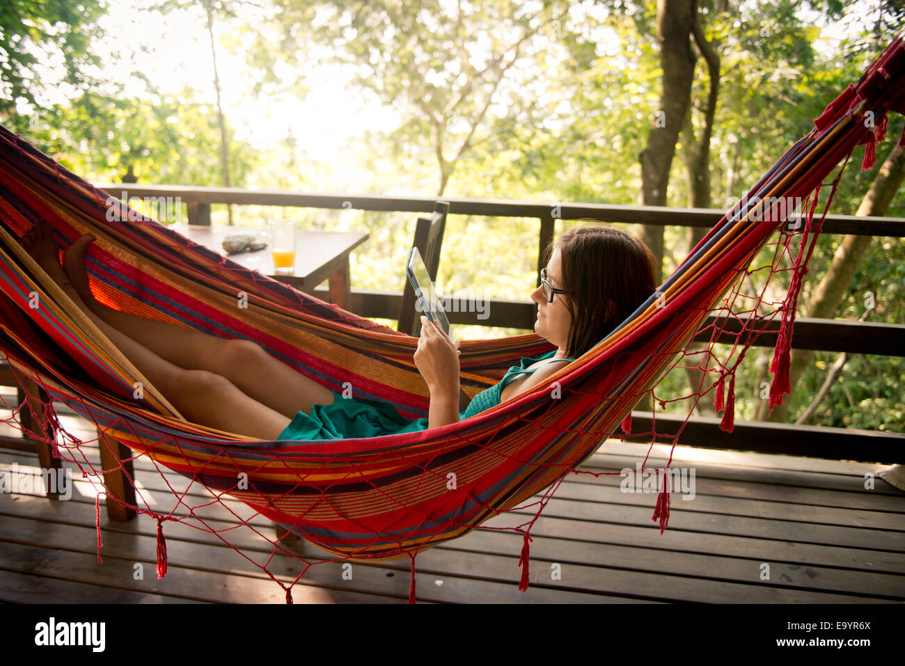 Une femme se détendre dans un hamac. Montezuma, Costa Rica Banque D'Images