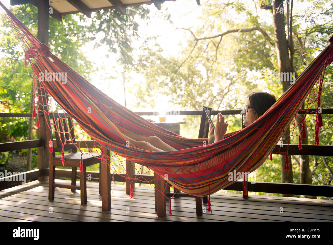 Une femme se détendre dans un hamac. Montezuma, Costa Rica Banque D'Images