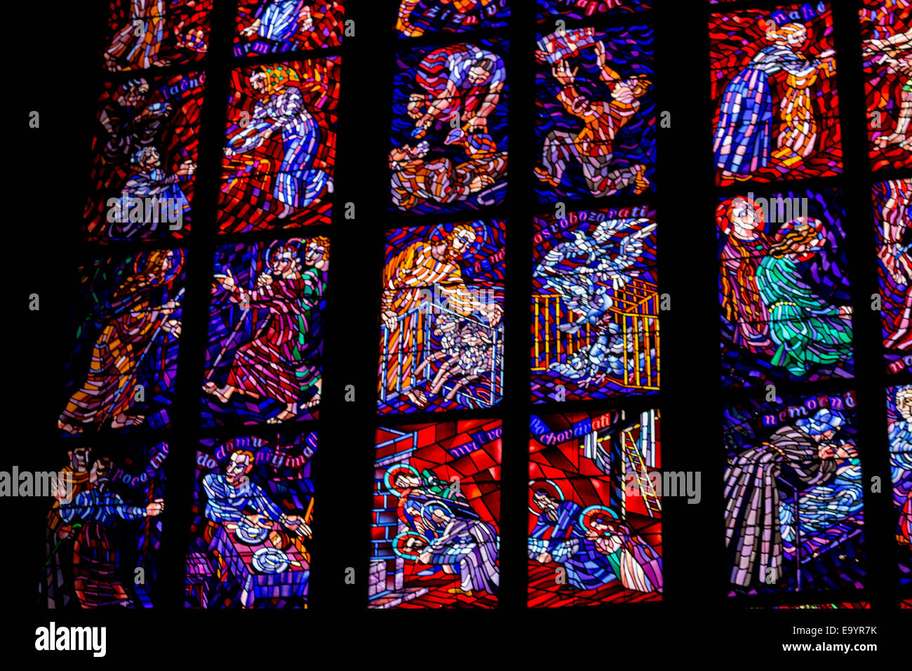 La transparence de la fenêtre de l'autocollant à l'intérieur de la cathédrale St Vitus à Prague, avec une église gothique sombre gardée par des tours : la gargouille Banque D'Images