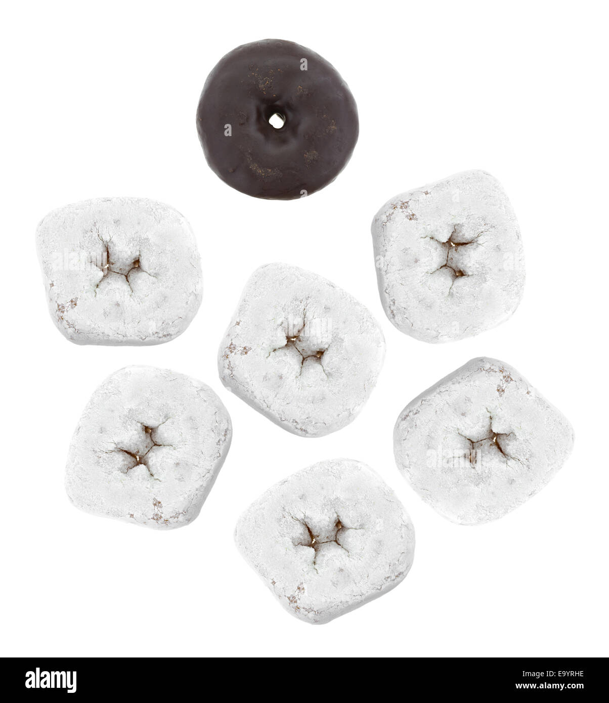 Un groupe de sucre blanc en poudre donuts avec un seul beignet glacé au chocolat sur un fond blanc. Banque D'Images