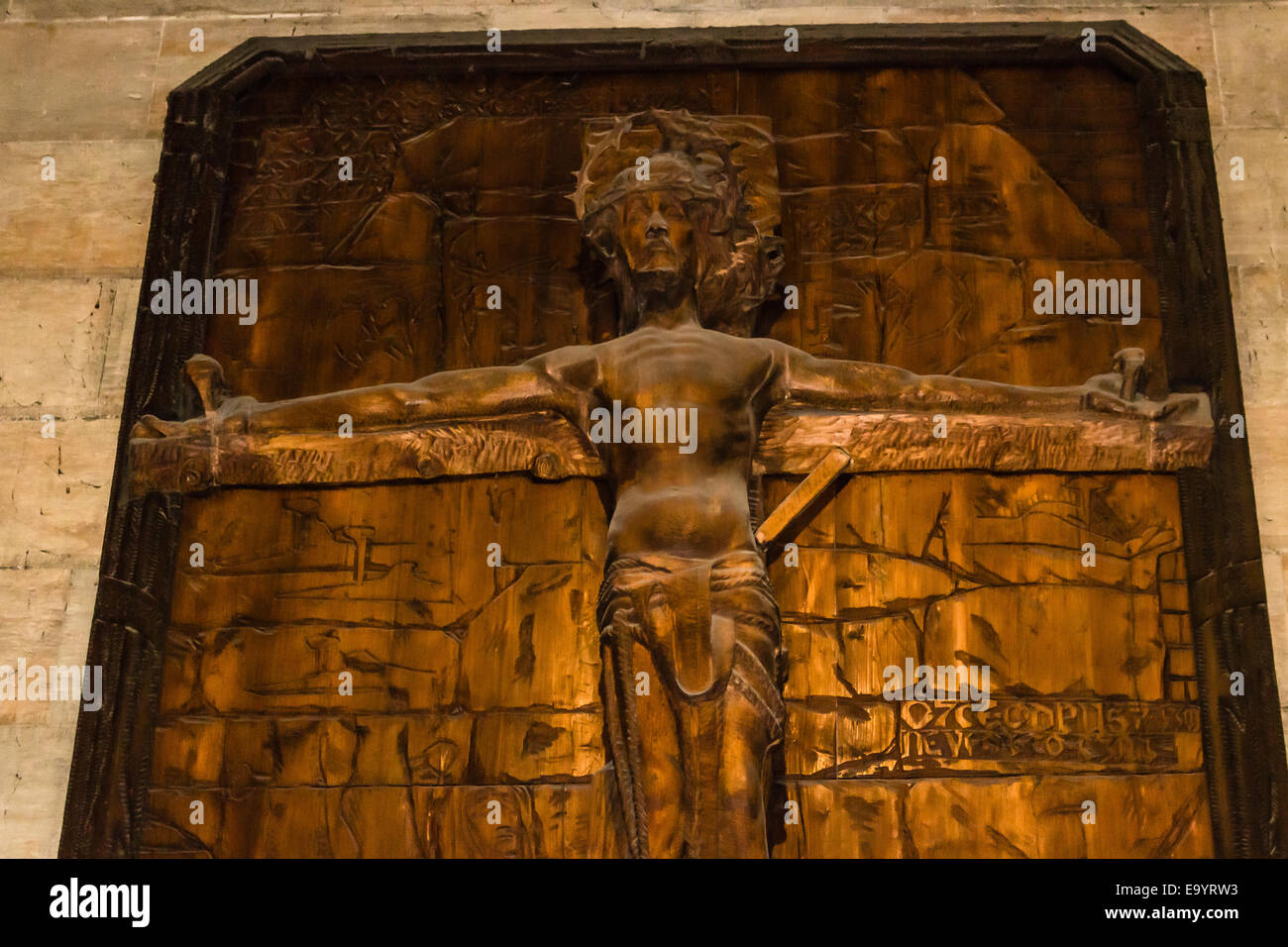 Ancien crucifix en bois brun à l'intérieur de la Cathédrale St Vitus à Prague : la mort de Jésus Christ Banque D'Images