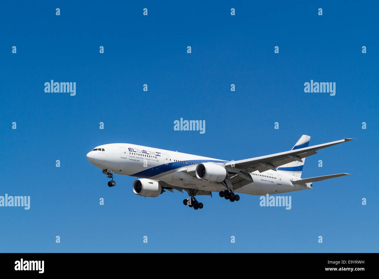 El Al avion Boeing 777-200, 4X-BCE, du nom de Netanya, sur son approche pour l'atterrissage à l'aéroport de Londres Heathrow, Angleterre, RU Banque D'Images