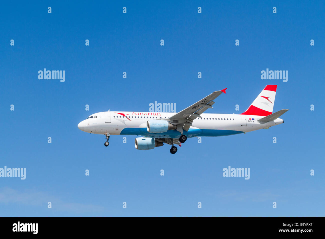 Austrian Airlines Airbus A320 avion, OE-LBT sur son approche pour l'atterrissage à l'aéroport de Londres Heathrow, Angleterre, RU Banque D'Images