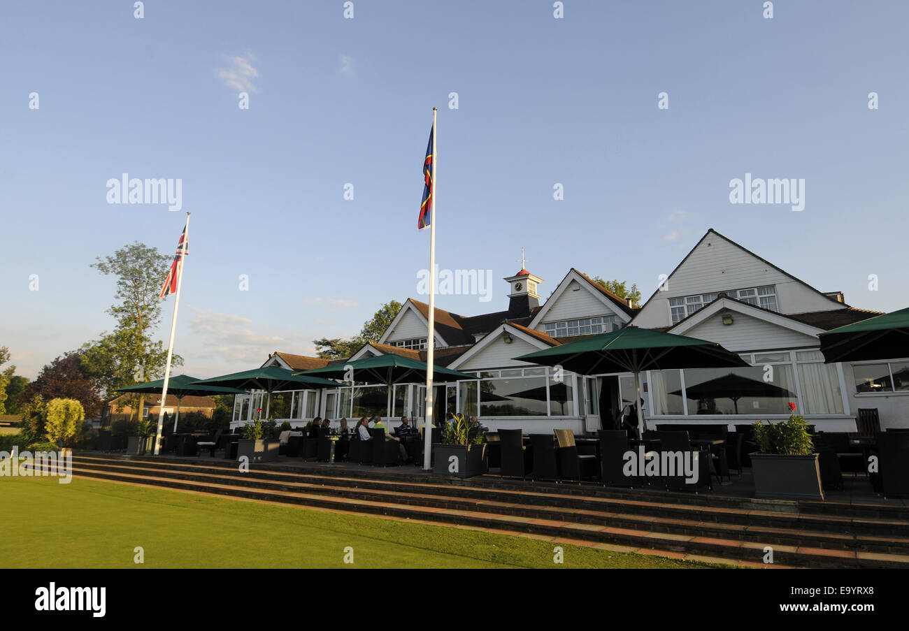 Vue sur le Club House et terrasse avec un vert d'Sundridge Park Golf Club Bromley Kent England Banque D'Images