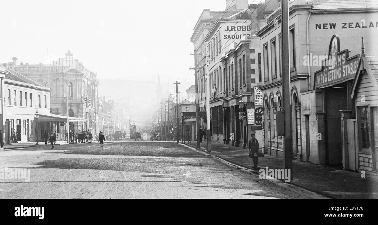 Cette photographie du début du XXe siècle montre Elizabeth Street, Hobart, avec des entreprises locales telles que J Evans stables, J Robb the Saddler, et l'Agence des brevets et le Bureau des marques. L'image offre un aperçu de la vie commerciale de Hobart dans les années 1910 Banque D'Images