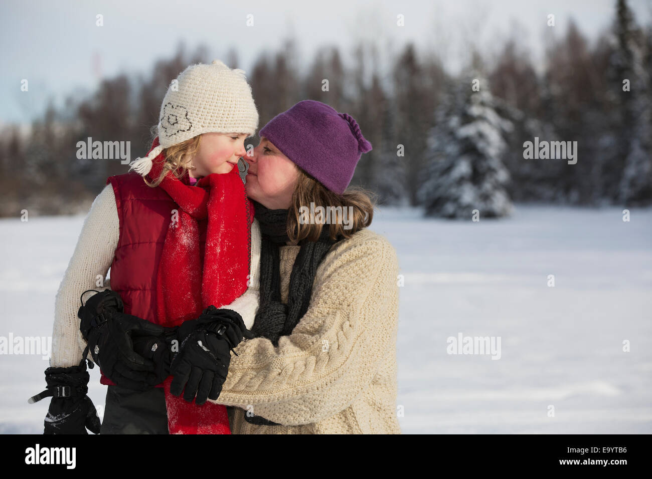 Mère et fille de toucher le nez, Fédération de Jack Springs city park, Anchorage, Alaska, USA South Central. Banque D'Images