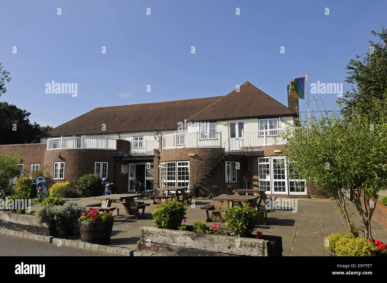 Vue sur le club-house et terrasse Wrotham Heath Golf Club Sevenoaks Kent England Banque D'Images