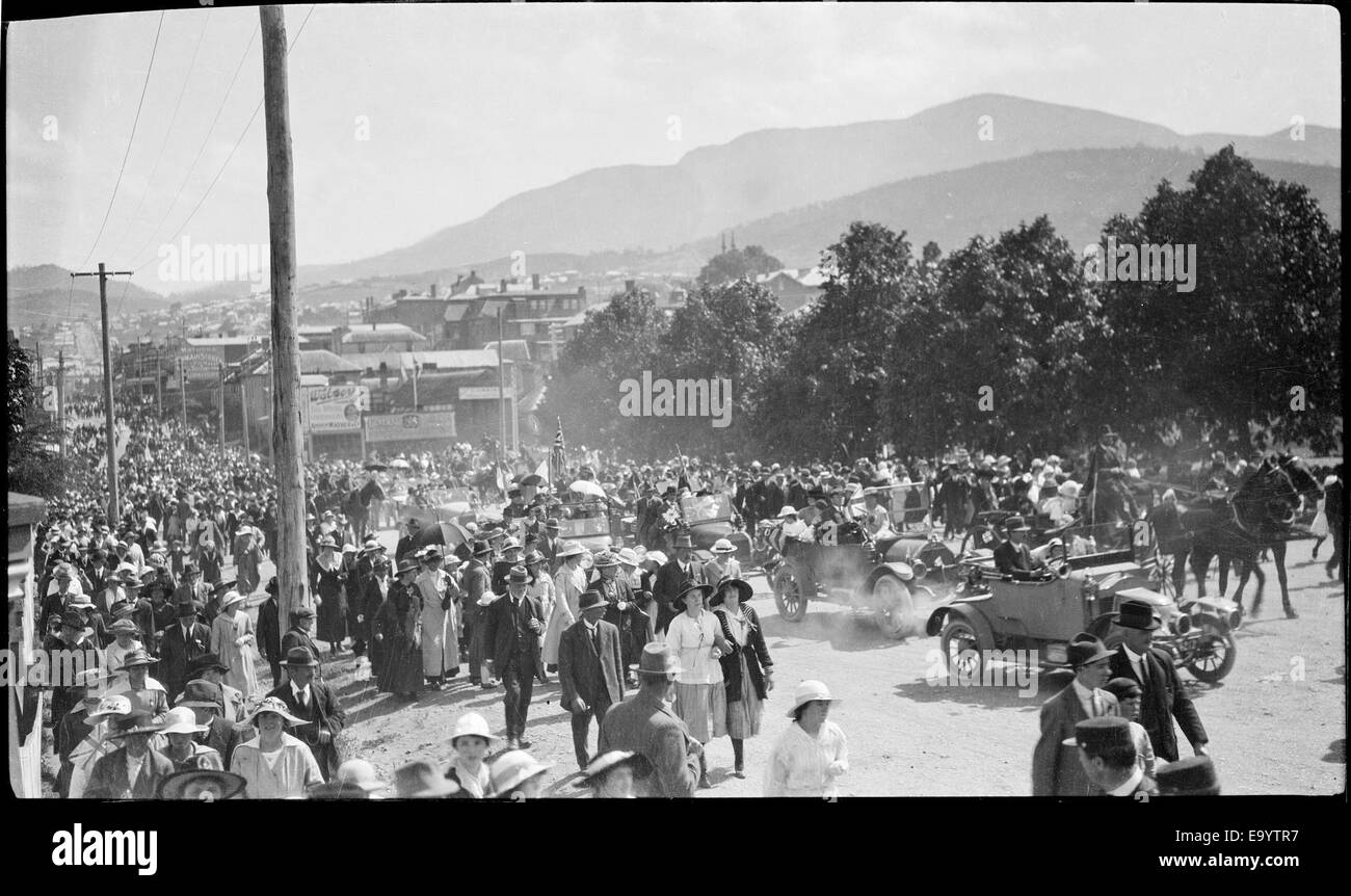 Photographie capturant un défilé à Hobart en route vers le Domain Peace Parade, reflétant l'engagement de la communauté dans les commémorations publiques. Banque D'Images