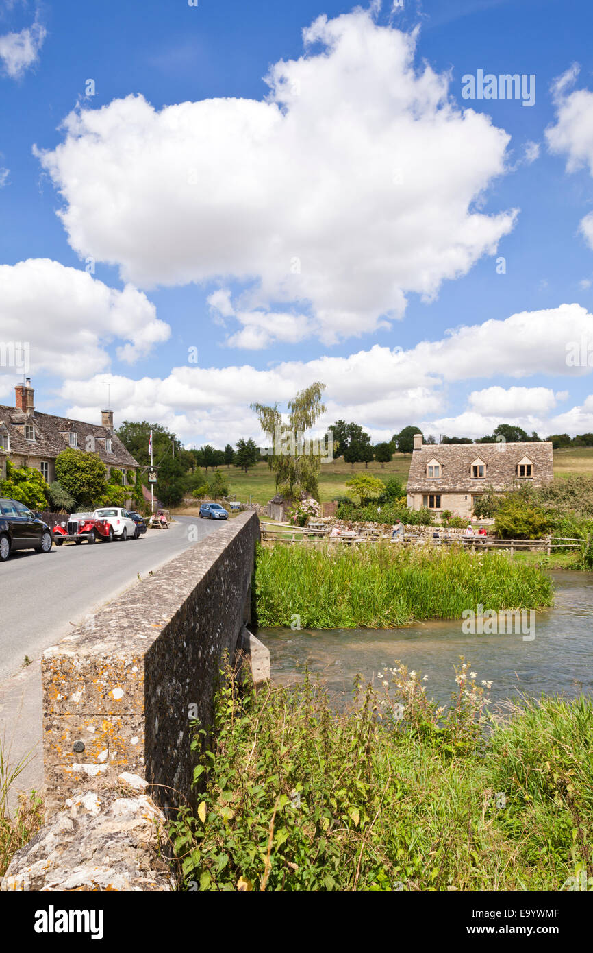 The Swan Inn sur les rives de la rivière Windrush dans le village de Cotswold Swinbrook Oxfordshire, UK Banque D'Images
