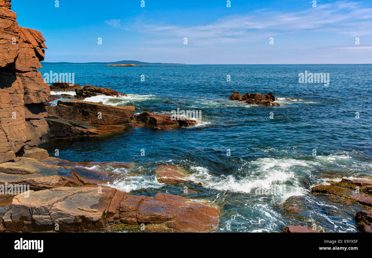 Les roches massives bordant le littoral de Mount Desert Island dans le Maine fournissent une barrière contre les vagues. Banque D'Images