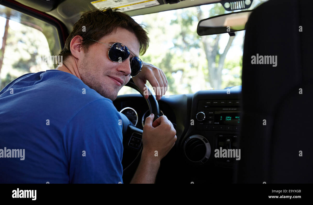 L'homme à l'intérieur de voiture Banque D'Images