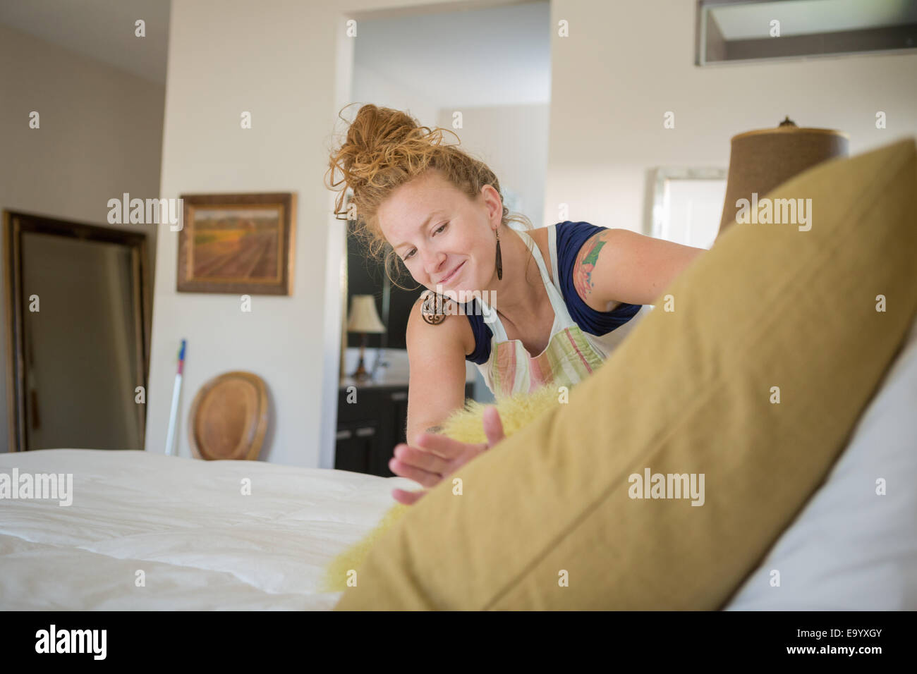 Jeune femme avec chambre de nettoyage Produits de nettoyage écologiques Banque D'Images