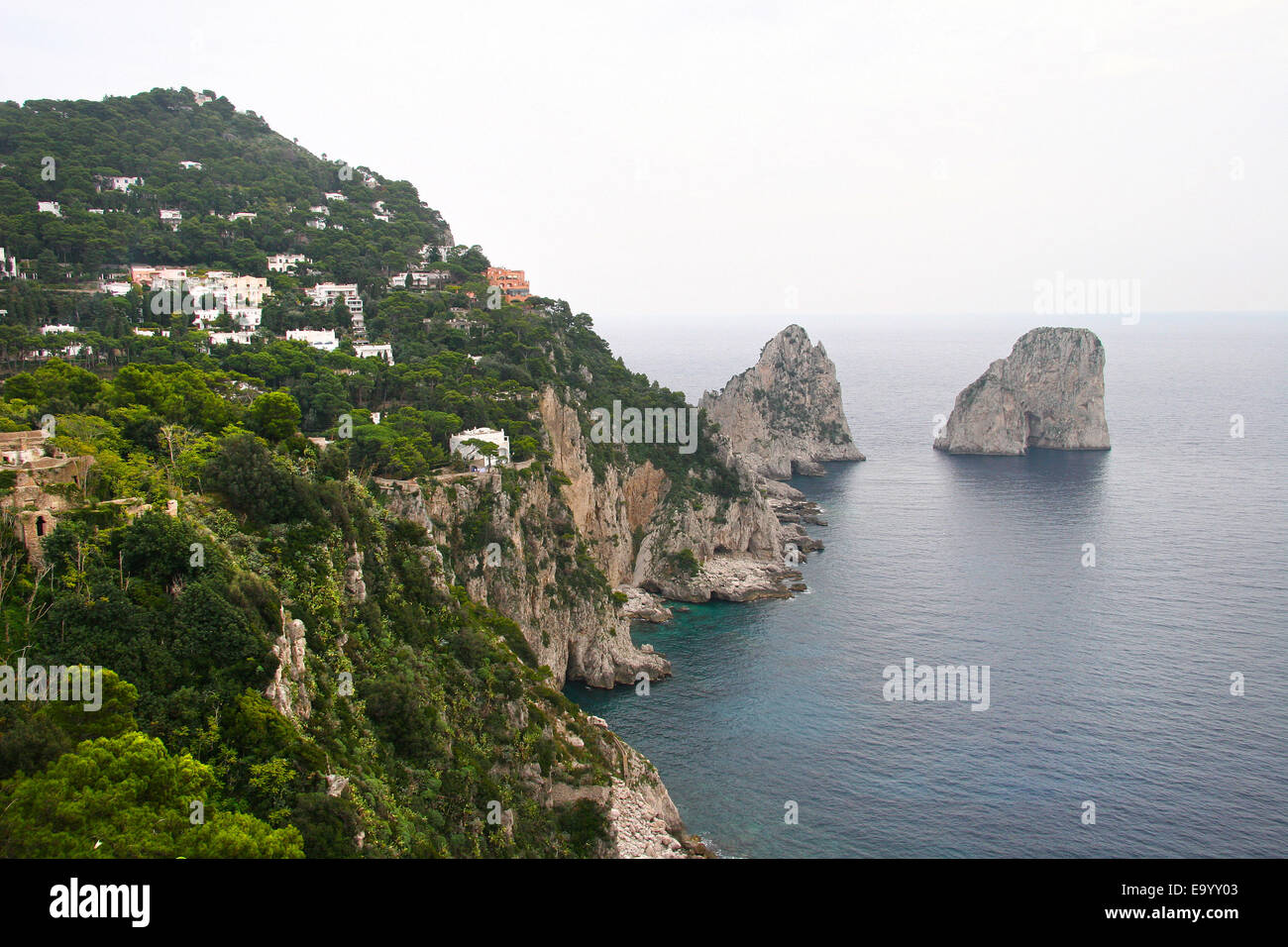 Voir l'île de Capri, au large de la côte sud de l'Italie sur un jour nuageux. L'île de Capri, en mer Tyrrhénienne, Péninsule de Sorrente, Italie Banque D'Images