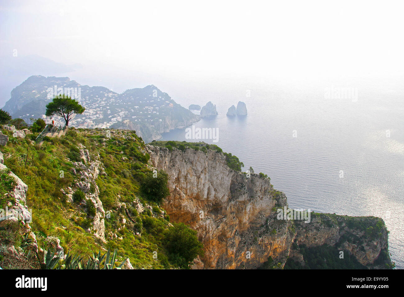 Voir l'île de Capri, au large de la côte sud de l'Italie sur un jour nuageux. L'île de Capri, en mer Tyrrhénienne, Péninsule de Sorrente, Italie Banque D'Images