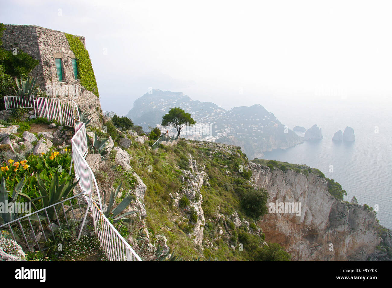 Voir l'île de Capri, au large de la côte sud de l'Italie sur un jour nuageux. L'île de Capri, en mer Tyrrhénienne, Péninsule de Sorrente, Italie Banque D'Images