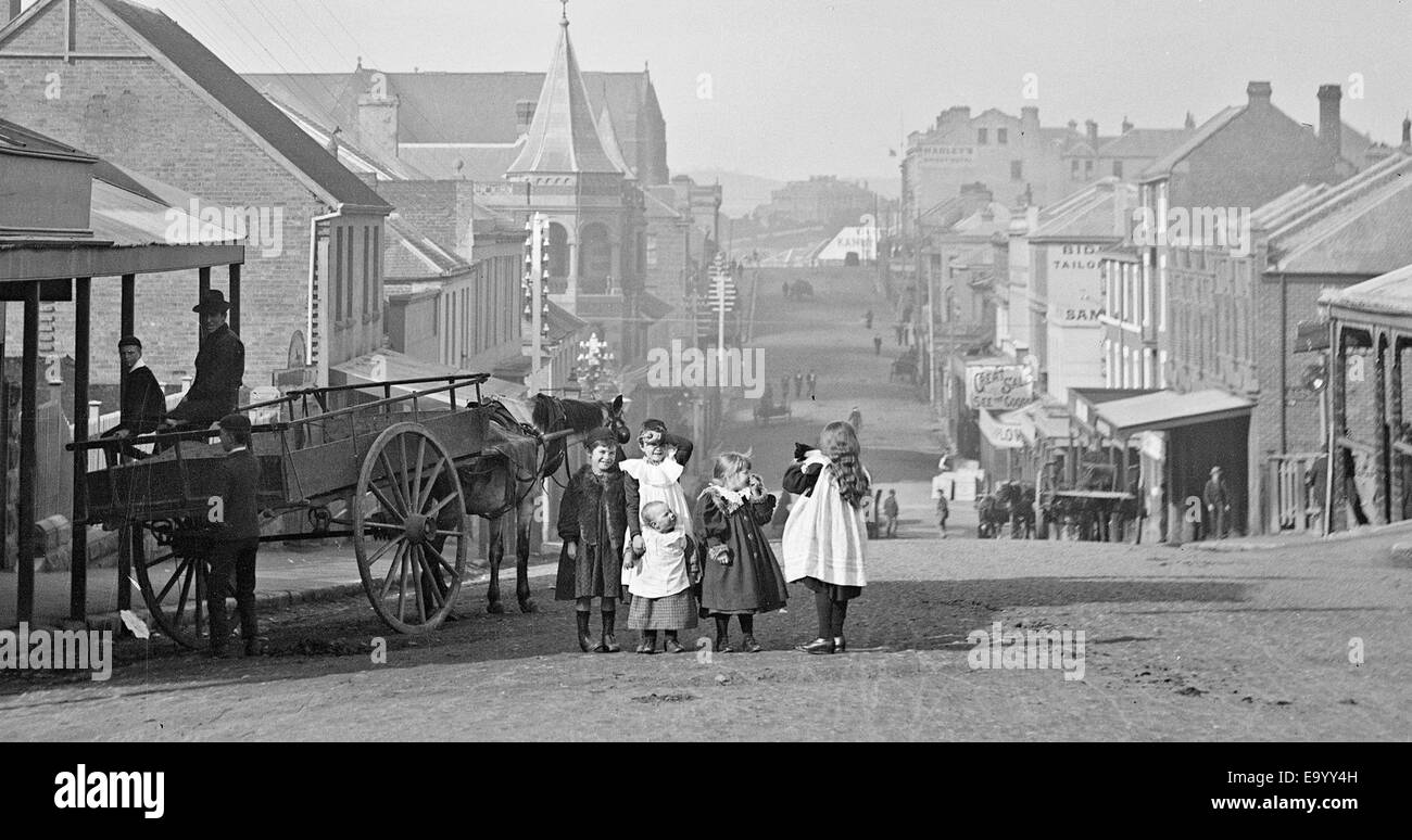 Cette photographie du début du XXe siècle capture Murray Street regardant vers le sud depuis Bathurst Street à Hobart, avec la boucherie de T. Stump visible. L'image offre un aperçu de la vie commerciale de la ville vers 1910. Banque D'Images